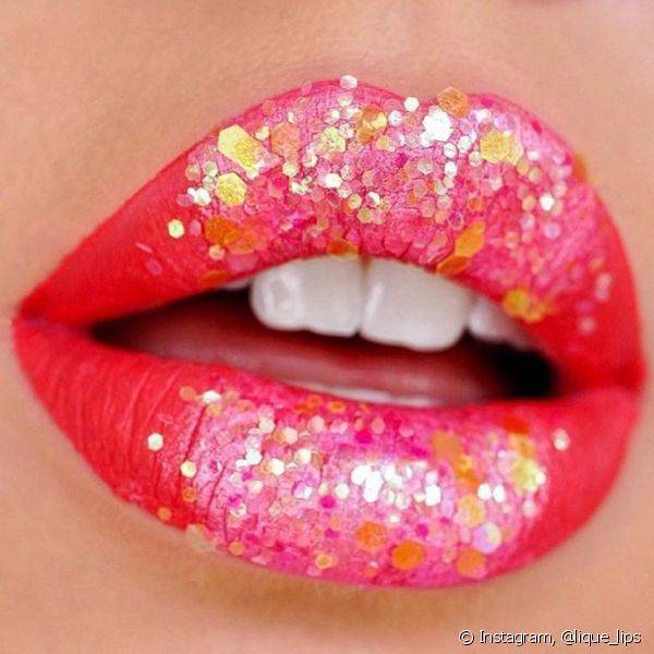 O glitter garante volume e charme extra aos l?bios brilhosos (Foto: Instagram @lique_lips)